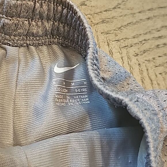 Gray Nike shorts size 6 - Picture 4 of 6